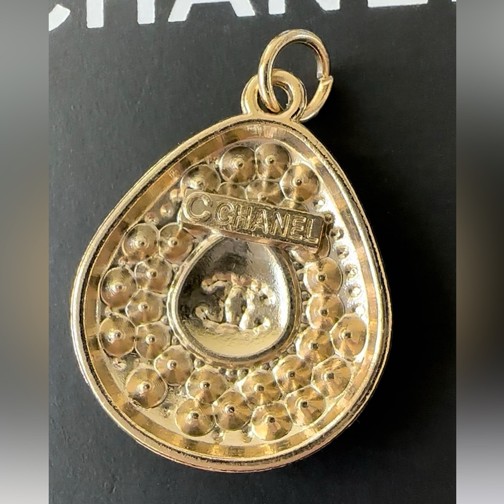 VINTAGE AUTHENTIC CHANEL PEARL BEAD CC BLACK AND GOLD TONE ZIPPER PULL PENDANT - Picture 3 of 6